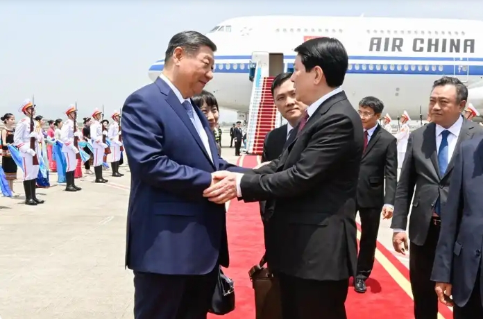 習(xí)近平抵達(dá)河內(nèi)對(duì)越南進(jìn)行國事訪問